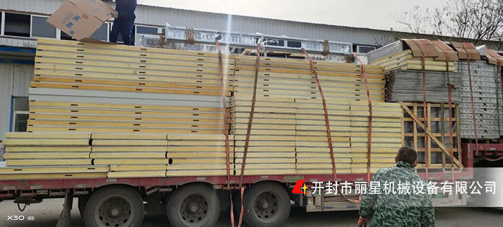 J9集团国际站机械发货现场